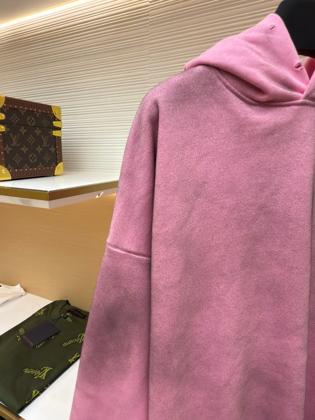 Acne Studios 1996 distressed printed hooded sweatshirt ●Authentic product: Purchased and developed for 2199 ●Item number: 1680618-A85 ●Fabric: pure cotton fabric ●Technology: printing production ●Version: loose fit ●Weight: about 855 grams ●Size: S-M-L-XL ●Description: The fabric is made of custom-made pure cotton, washed with distressed and dirty gradient techniques, printed on the back, and the overall wiring is straight and delicate. The fabric is comfortable and soft, with consistent colors and no color difference. It can be matched with the same style to create a fashionable look and control various occasions. Customized accessories, complete with three standards, same style for men and women!